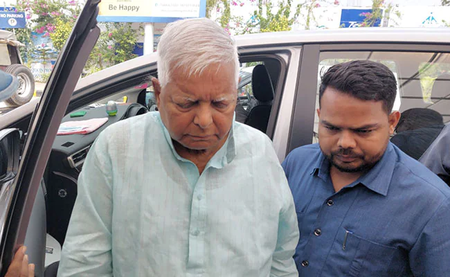 CBI Wishes 'Happy Holi' To Lalu Yadav, He Offers 'Gujiya'