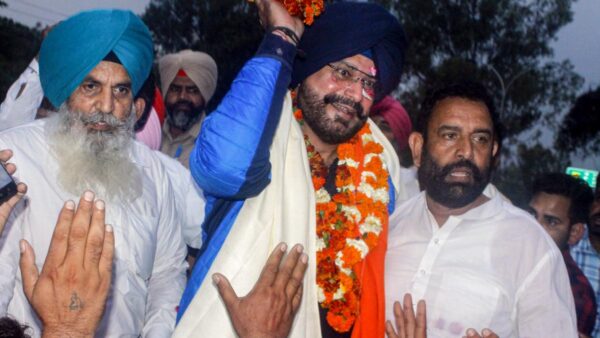 Stuntman, not a freedom fighter: AAP slams Navjot Sidhu over 'akhbari mukhmantri' jibe